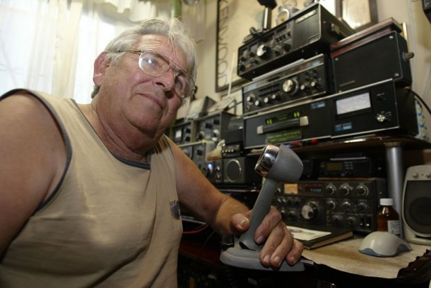 Henry Milo/Gazeta do Povo / Carlito Klein, h 60 anos na 
atividade, fala em alemo pelo rdio...